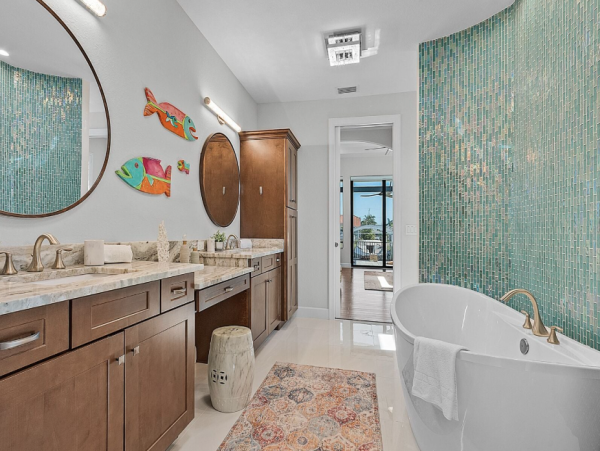 Luxurious Waterfront Retreat - 4 Bedroom Vacation Rental in Cape Coral
